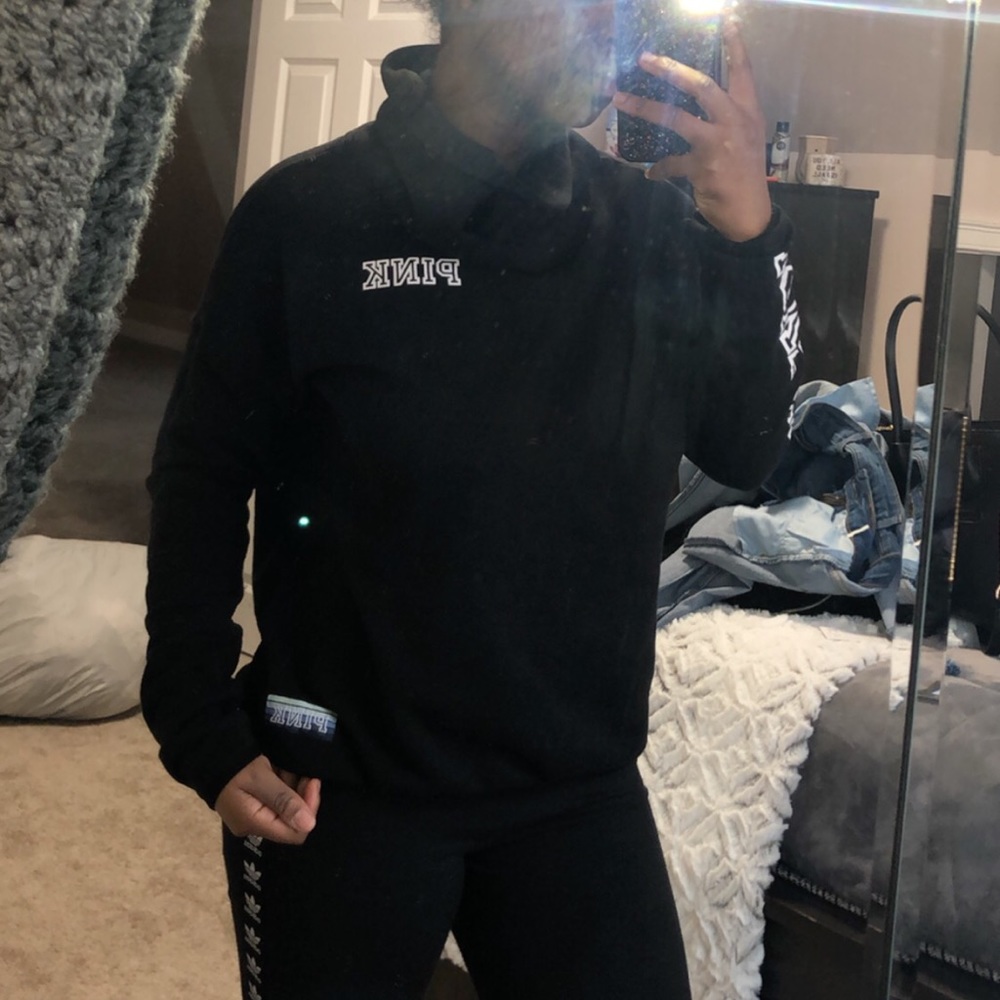 VS PINK BLACK CROWL NECK SWEATER